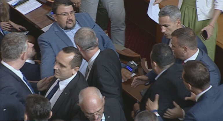 Депутатите стигнаха до физическа саморазправа в Народното събрание Настимир Ананиев