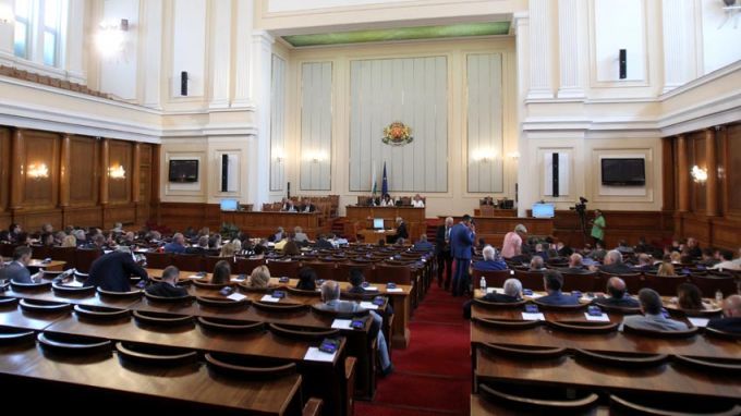 Депутатите започнаха разглеждането по Проекта на решение за прекратяване на
