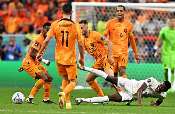 Отборите на Нидерландия и Сенегал се класираха за осминафиналите на