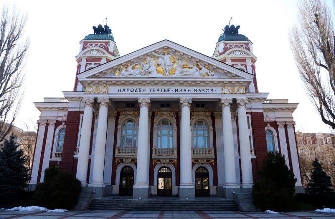 През последните четири месеца Народният театър Иван Вазов бе подложен