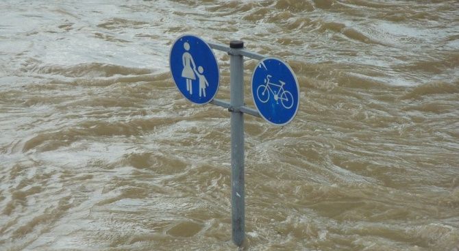 Наводнения причинени от обилни валежи убиха най малко трима души в