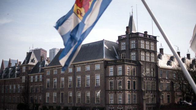 Холандското правителство се е разпаднало заради различия между коалиционните партии