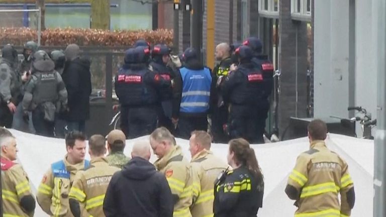 Трима от заложниците държани в кафене в централна Холандия са