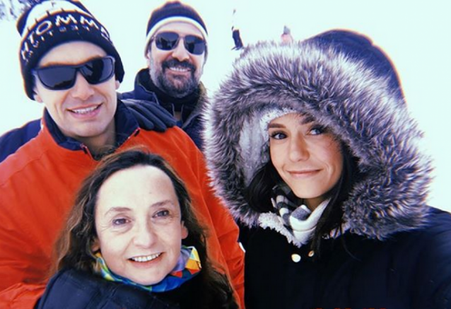 Нина Добрев със семейството си на Витоша