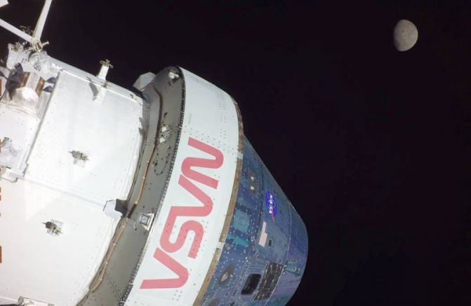 Космическият кораб Орион на НАСА беше изведен в лунна орбита,