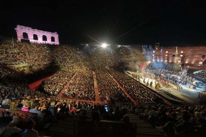 На сцената на римския амфитеатър Арена ди Верона в Италия