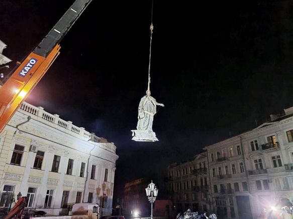 В Одеса демонтираха паметниците на руската императрица Екатерина Втора както