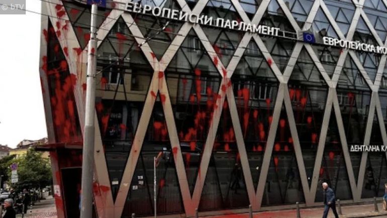 СДВРиздирва извършителите които обстрелвахасчервена боясградата на Европейската комисия съобщи Дарик