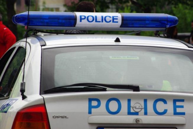 Полицията  разследва инцидент при който автомобил се удари в къща