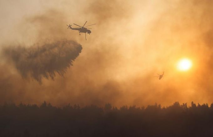 Големи горски пожари бушуват край гръцката столица Атина На жителите