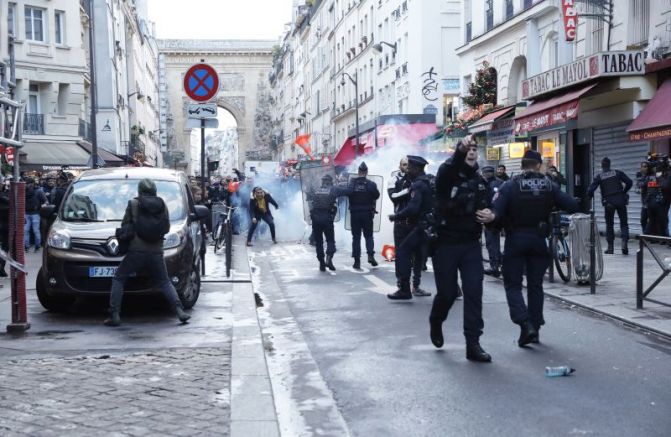 Полицията в столицата на Франция е на крак заради протести