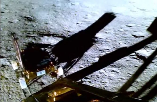 Индийският лунeн роувър Прагиян“, който достигна на Луната с мисията