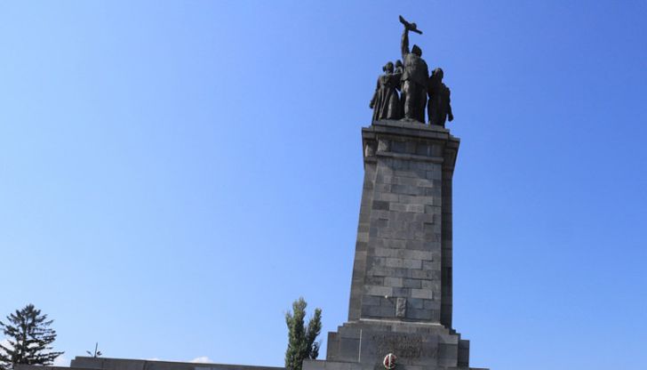 Продължава демонтажът на Паметника на съветската армия В района са