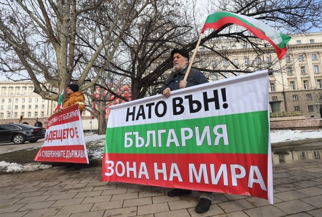 Десетки русофили се събраха пред Министерството на отбраната и президентството