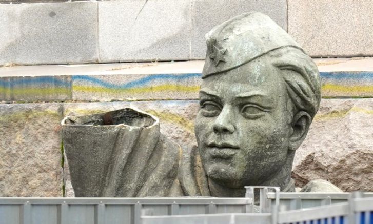 Демонтираните бронзови фигури от “Паметника на съветската армия тази нощ
