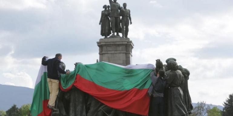 Граждани организираха акция на паметника на Съветската армия в центъра