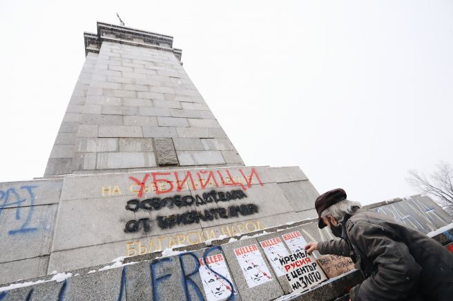 Граждани отново изрисуваха Паметника на съветската армия в София. С