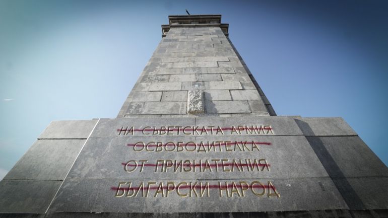 Късно през нощта на 6 септември омразният паметник на съветския
