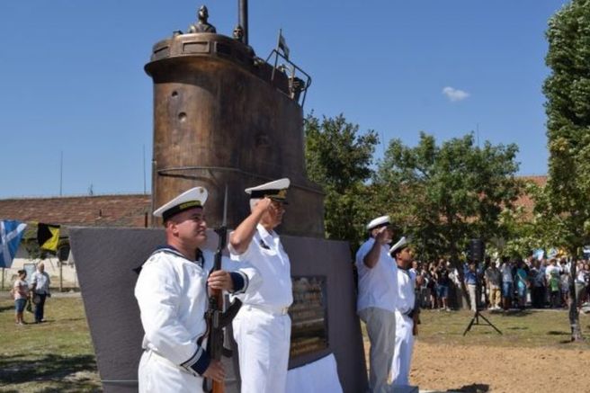 Членове на Съюза пред паметника на подводничарите във Варна