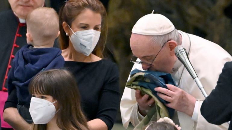 Папа Франциск осъди днес „клането в Буча“ и целуна украинския