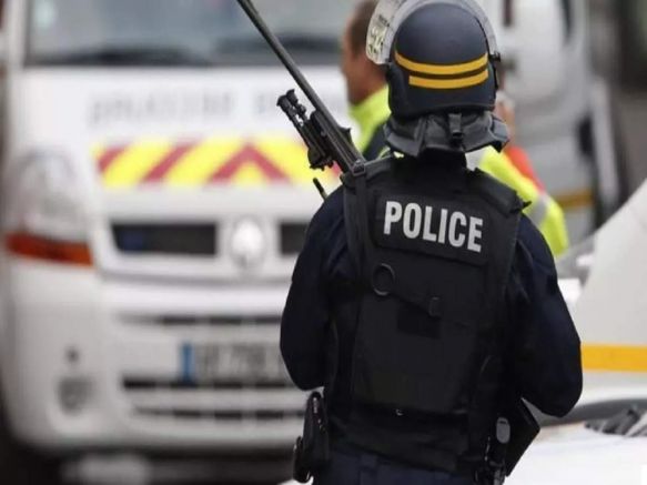 Френската полиция ликвидира днес сутринта мъж, който атакувал служители на