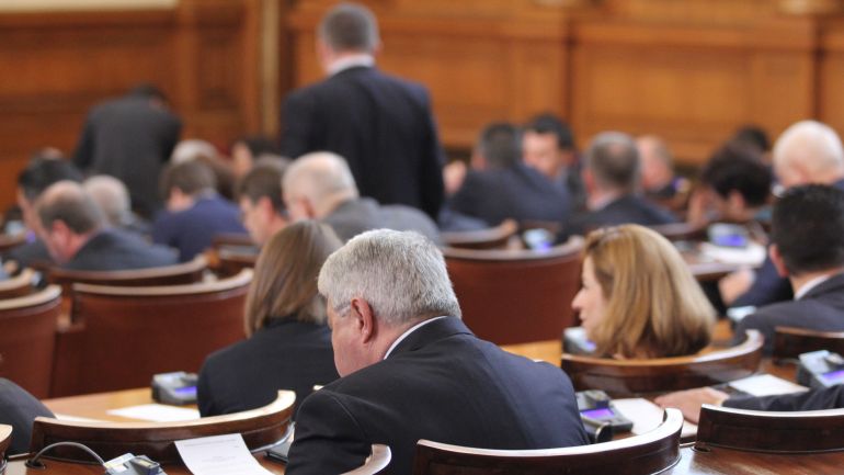 На извънредно заседание народните представители започват гласуването на кабинета Денков-Габриел.