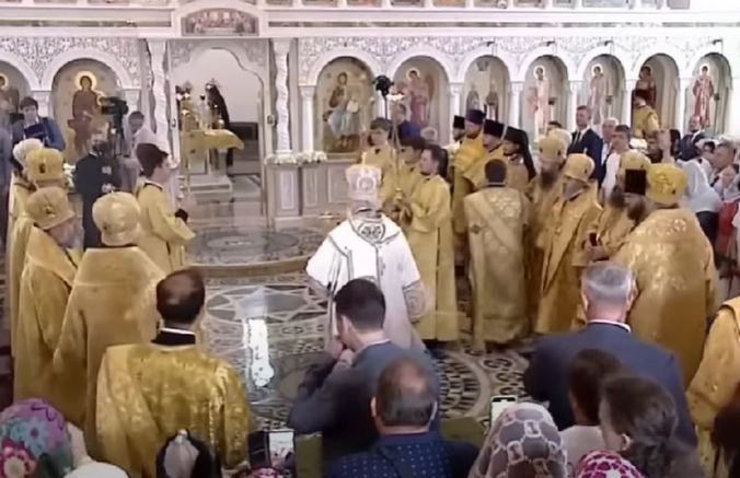 Московският патриарх Кирил (Гундяев) падна на пода на храма по