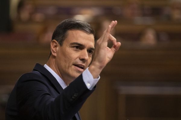 Испанският премиер Педро Санчес ще обяви днес дали възнамерява да