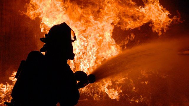Пожар бушува в продължение на 14 часа в товарната зона