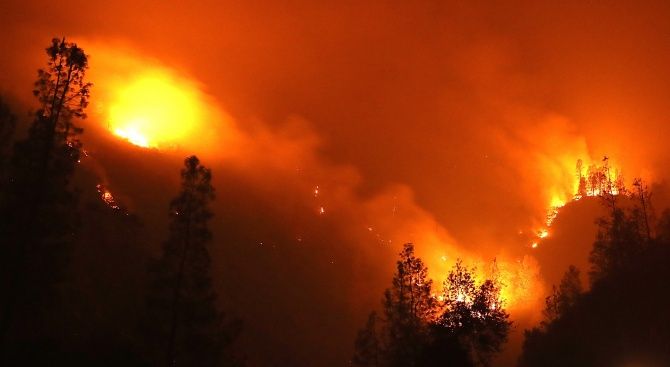Продължава борбата с пожара над панагюрското село Елшица където пламъците