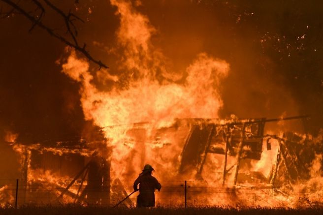 Горски пожари бушуващи в австралийския щат Виктория поглъщат домове от