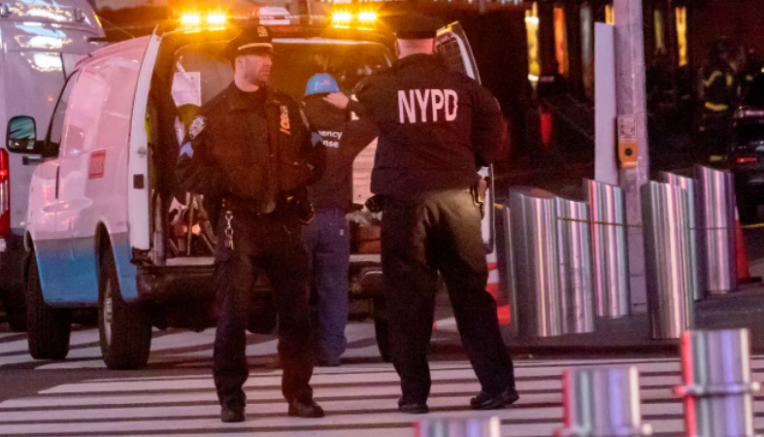 Експлозии разтърсиха Таймс скуеър в Ню Йорк в неделя, съобщава