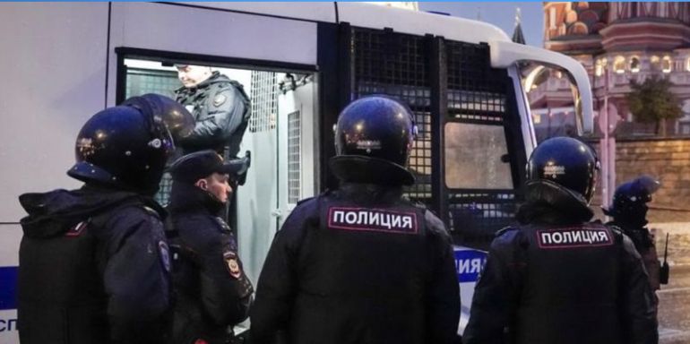 Властите в Русия са задържали около 74 души в цялата
