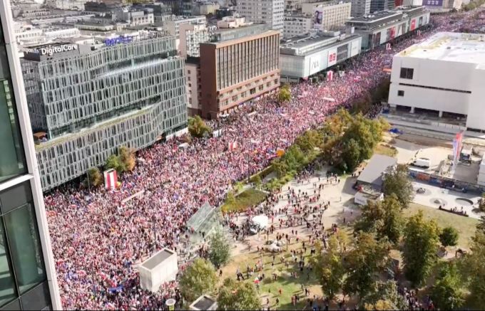 Антиправителствен митинг във Варшава събра стотици хиляди хора, каза полският