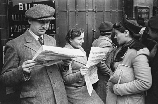 Архивна снимка - поляци четат за съветското нападение