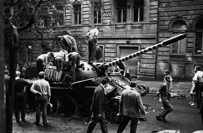 На днешния ден преди 55 години войските Варшавския договор нахлуват
