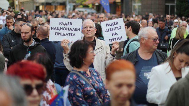 Граждани излизат на протест пред президентството Причината изказвания на Румен