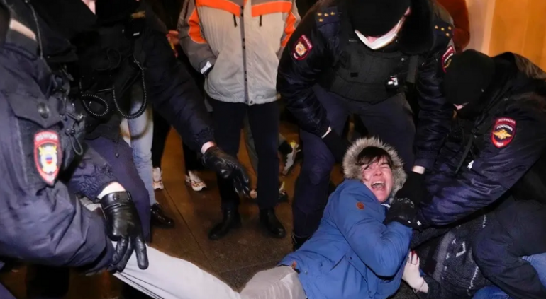 Русия задържа над 2 души заради протеста срещу военната операция