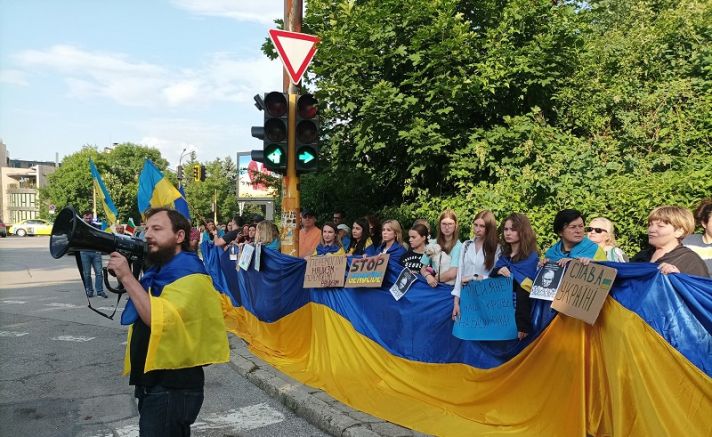 Украинци спонтанно се излязоха на протест пред руското посолство в