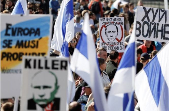 Хиляди предимно руски демонстранти се събраха в събота в центъра
