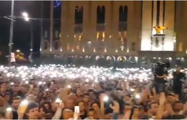 Хиляди протестиращи останаха по улиците на Тбилиси тази нощ преди
