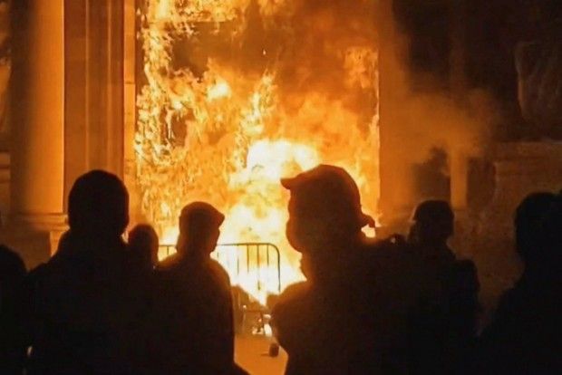 Кметството на Бордо беше опожарено от протестиращите във Франция срещу