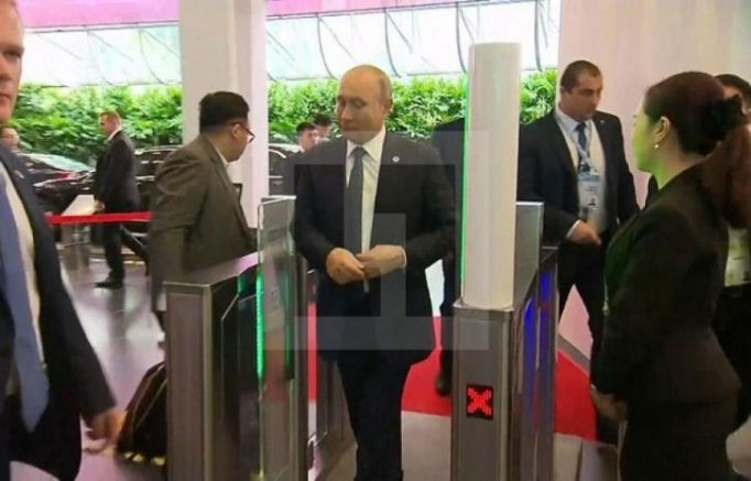 Охраната поискала Путин да мине през рамката на металодетектора