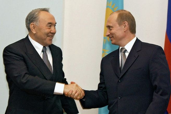 Топло ръкостискане между Назарбаев и Путин, снимка:lenta.ru