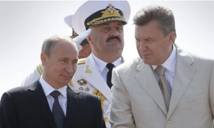 Владимир Путин и бивишият украински президент Виктор Янукович, който избяга в Русия