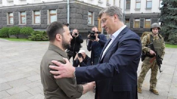 Днес преди обяд в украинската столица Киев пристигна хърватският премиер