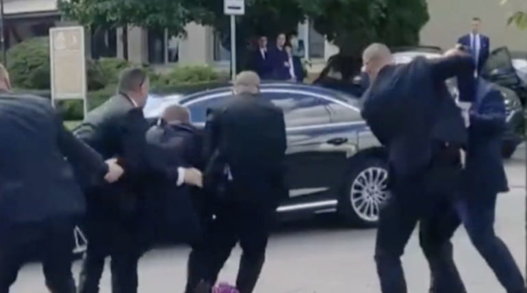 Словашкият министър председател Роберт Фицо е напуснал болницата и ще