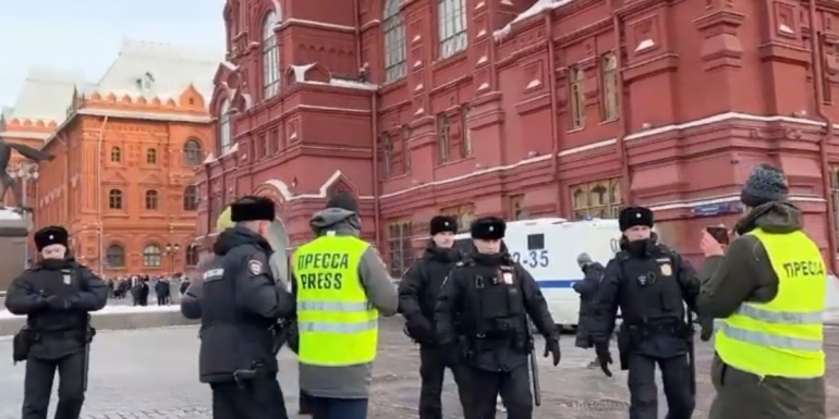 Полицията в Русия е задържала днес най-малко 20 журналисти по