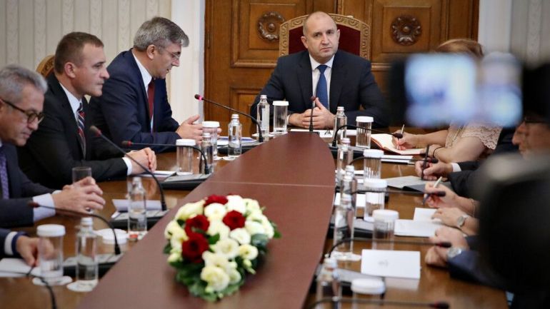 Днес държавният глава Румен Радев ще проведе консултации с представители