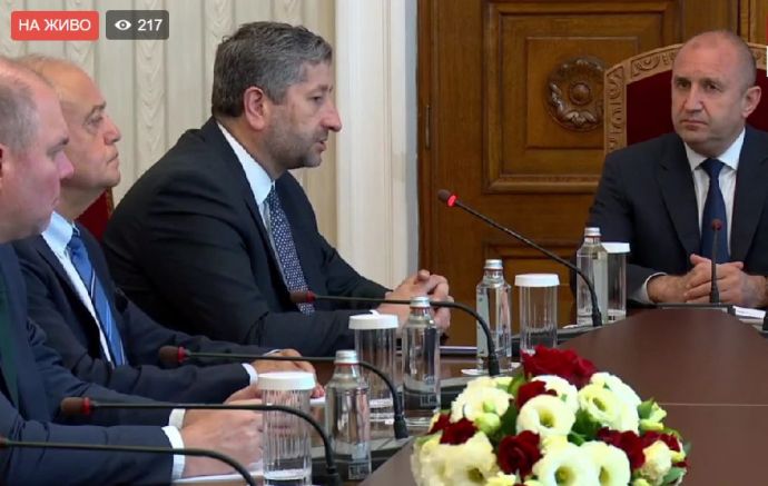 Президентът Румен Радев провежда консултации с парламентарно представените партии преди